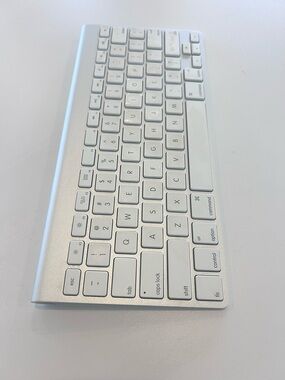 Apple A1314 Wireless Keyboard - MC184LL/B